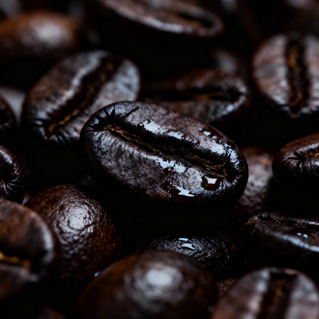 Dark roast kahve, yoğun gövdesiyle kahve severlerin tercihi.
